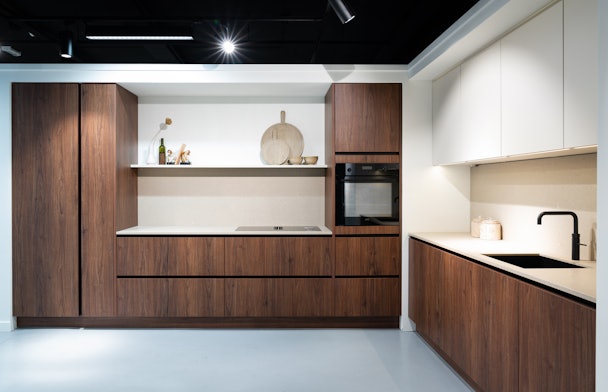 Walnoot en magnolia hoekkeuken