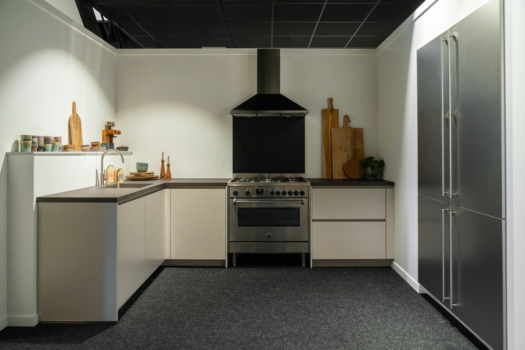 Zandkleurige hoekkeuken