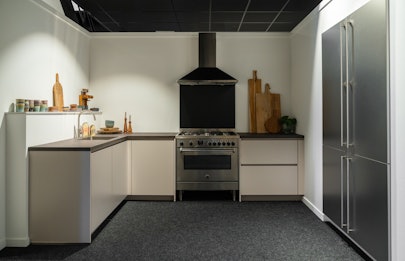 Zandkleurige hoekkeuken