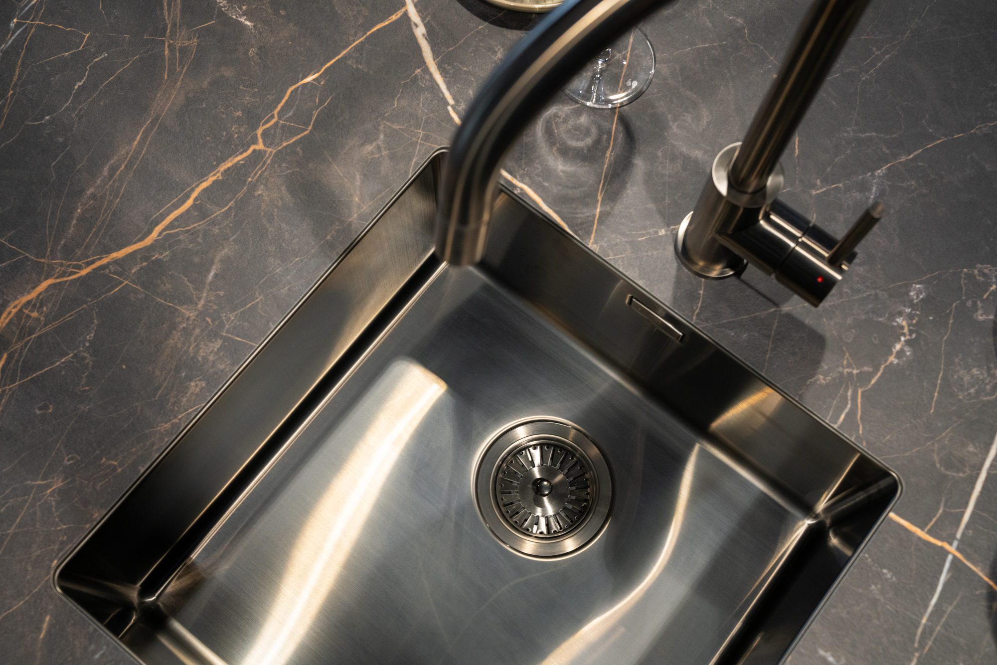 Gun metal spoelbak en kraan