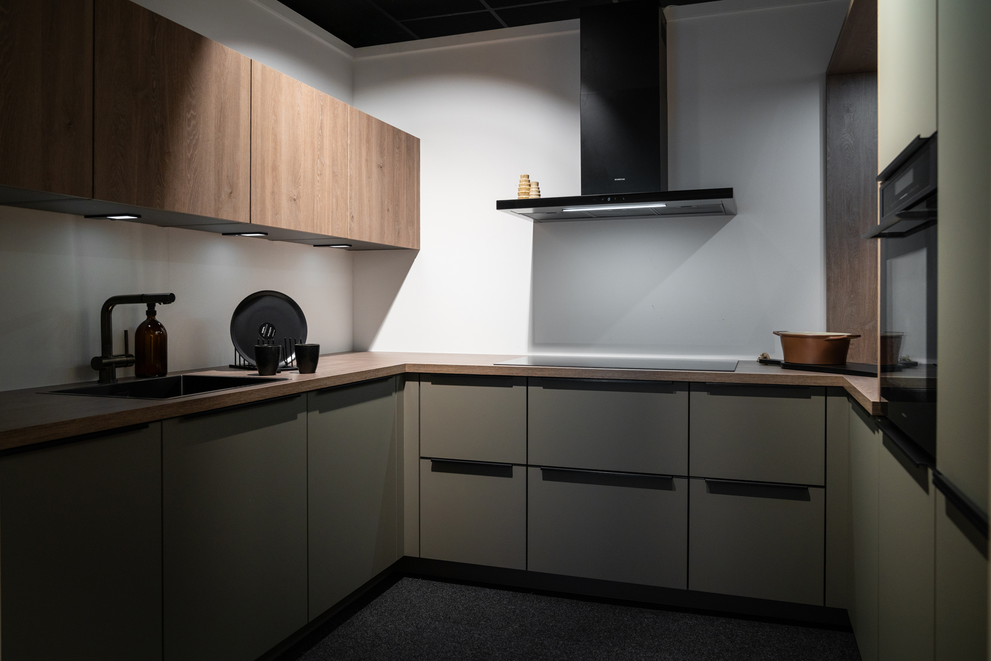 Easytouch Taupegrijze u-keuken