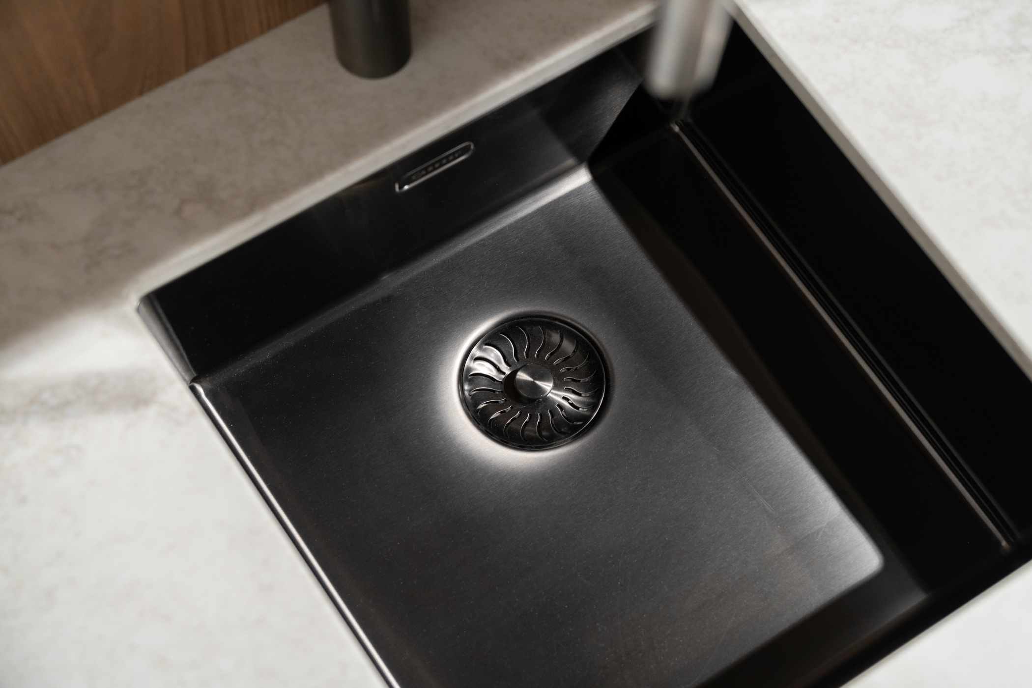 Caressi gun metal spoelbak