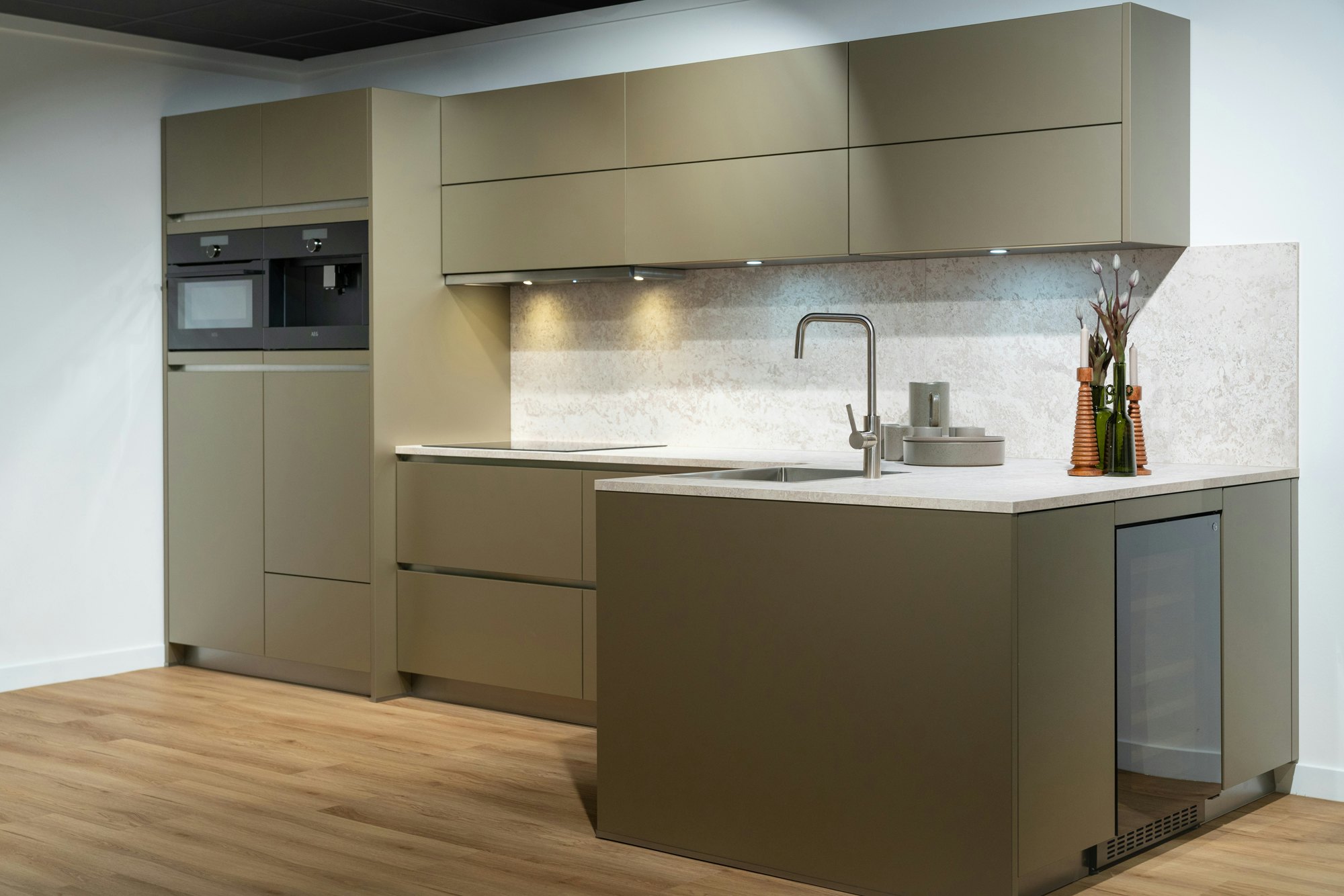 Laklaminaat champagne metallic eilandkeuken