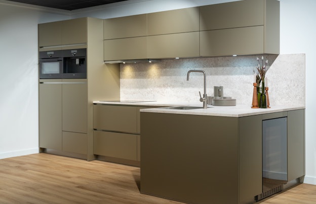 Laklaminaat champagne metallic eilandkeuken