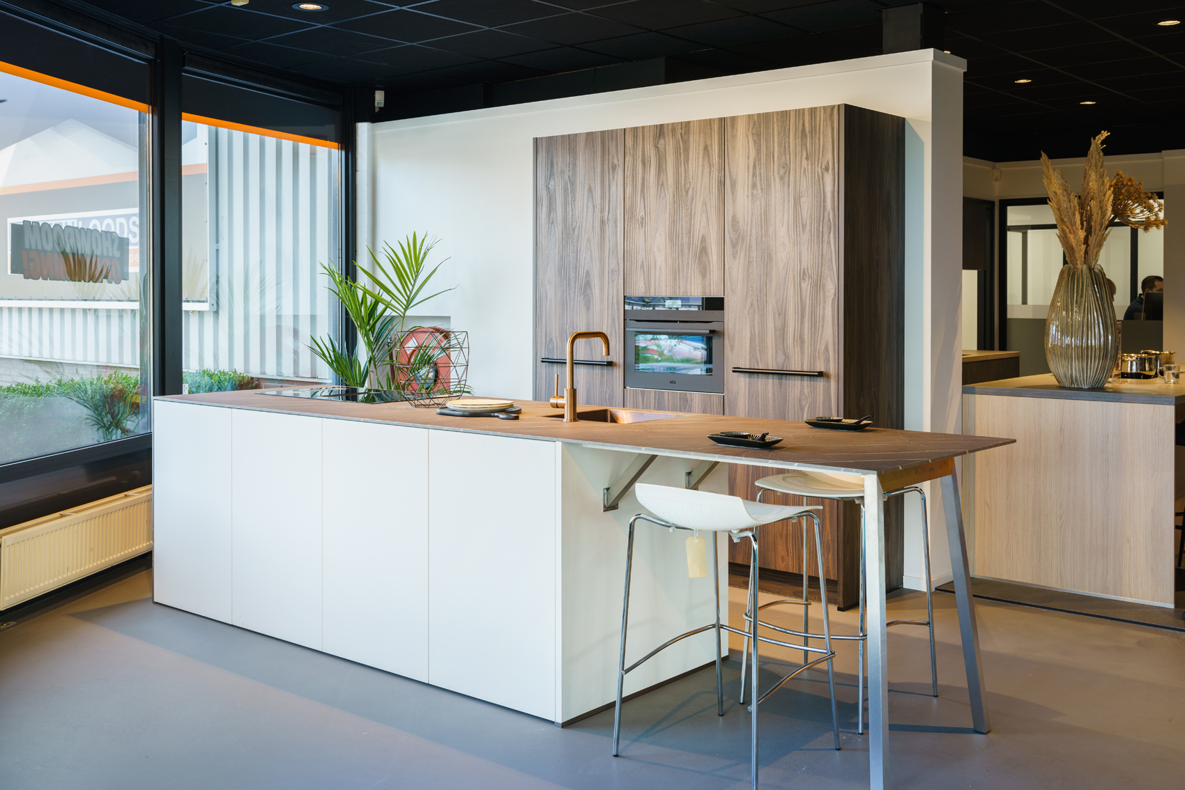 Eilandkeuken hout met marmer look uit Keukenloods Roosendaal