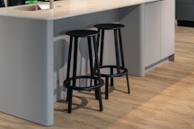 Kookeiland met bar en barkrukken