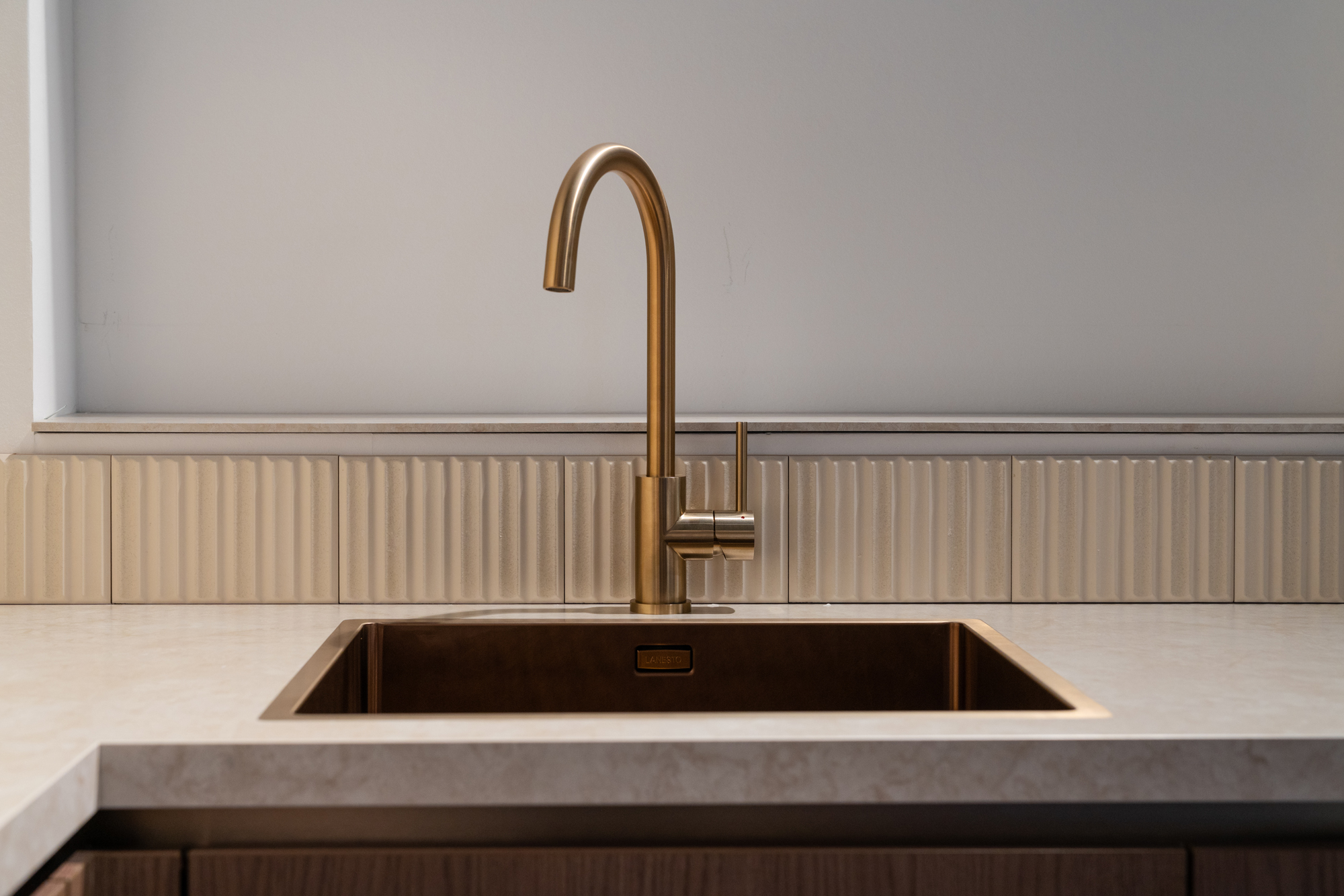 Patinated Brass spoelbak en kraan