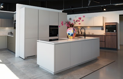 Zandkleurige eilandkeuken