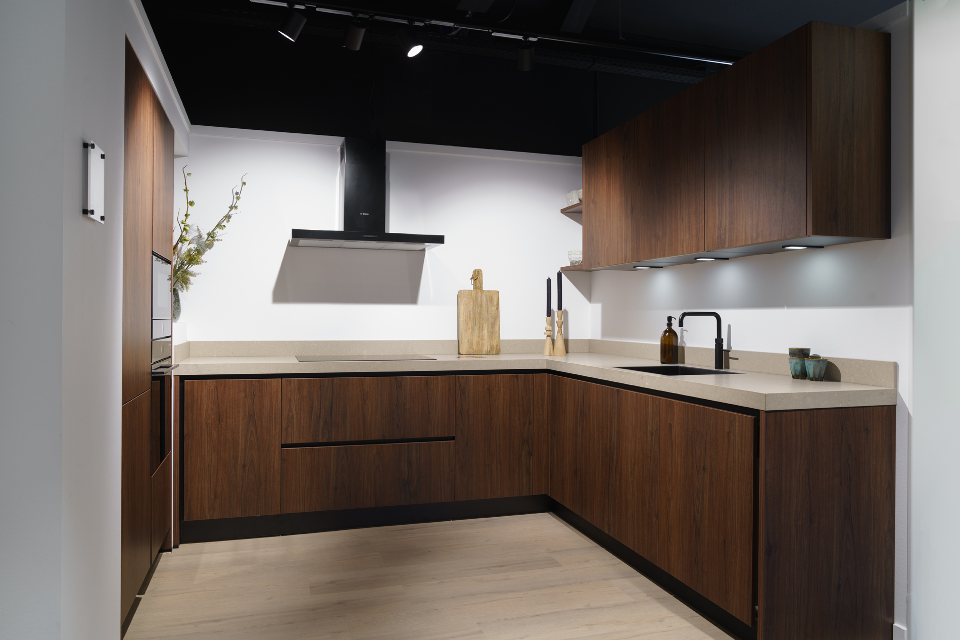 Noten bruine u-keuken