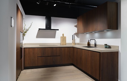 Noten bruine u-keuken