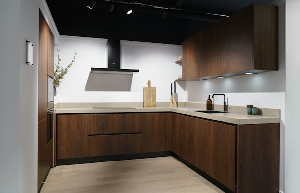Noten bruine u-keuken