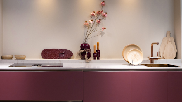 Donkere warme keuken in de kleur terracotta