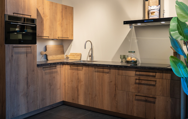 Een robuuste en stoere look met een industriële houten keuken