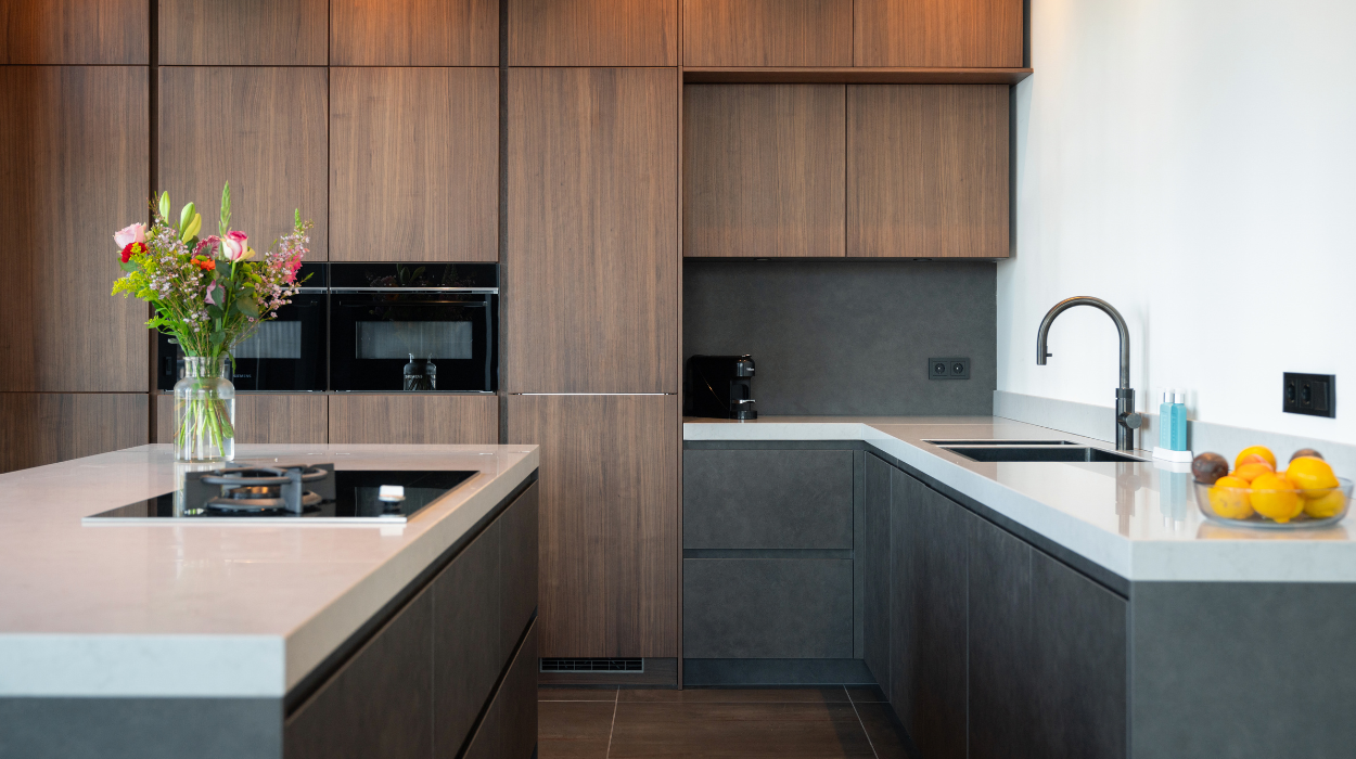 Eilandkeuken met warme materialen