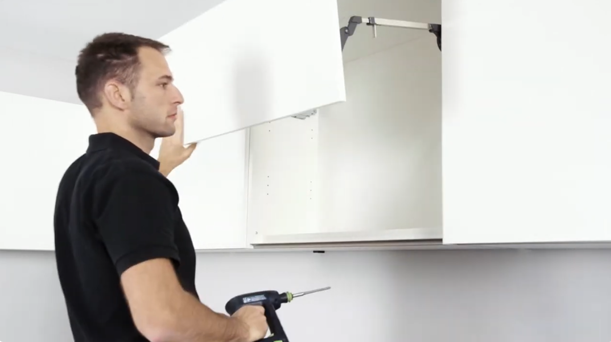 Hoe plaats je de overige liftdeuren van de keuken
