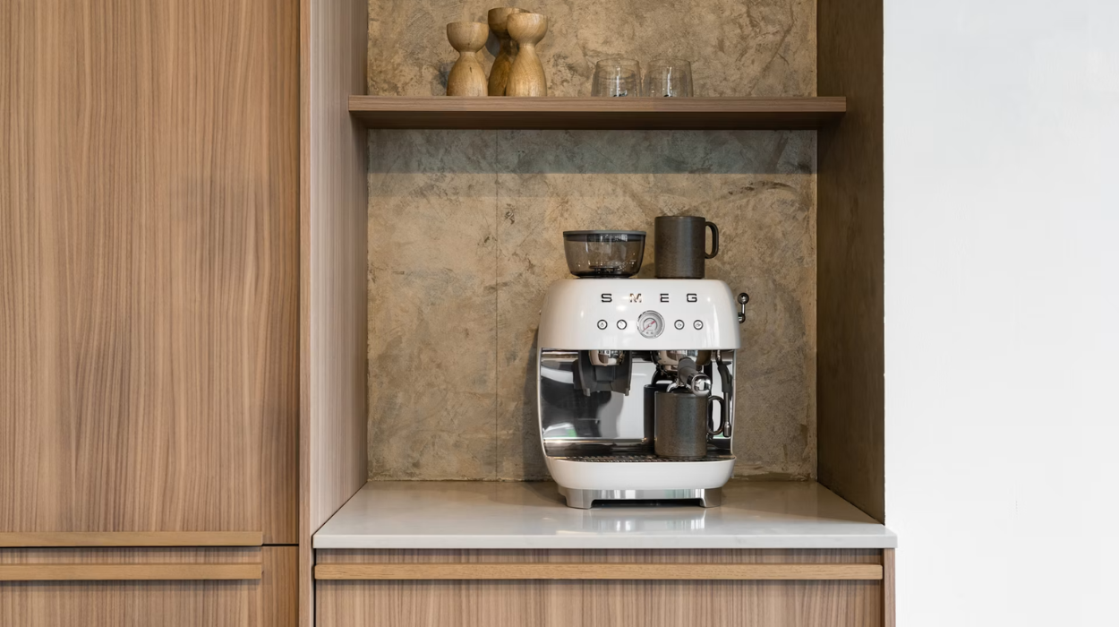 Houten keuken met gezellige koffienis