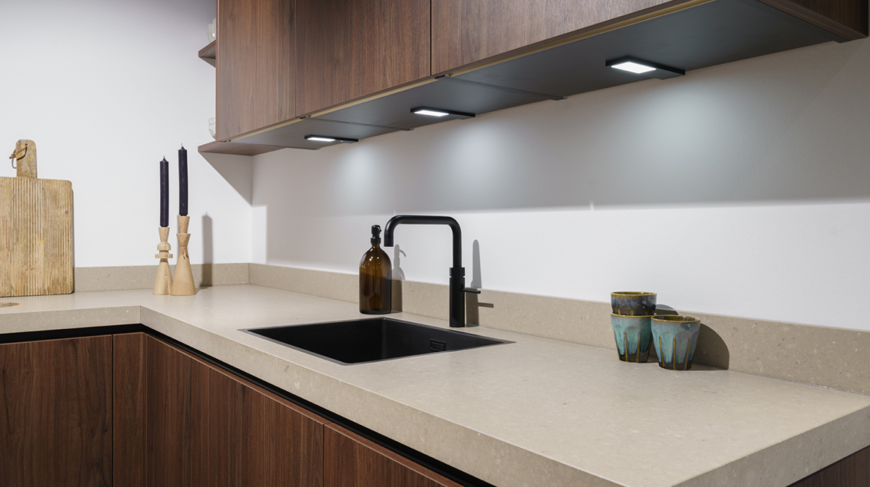 Noten bruine u-keuken