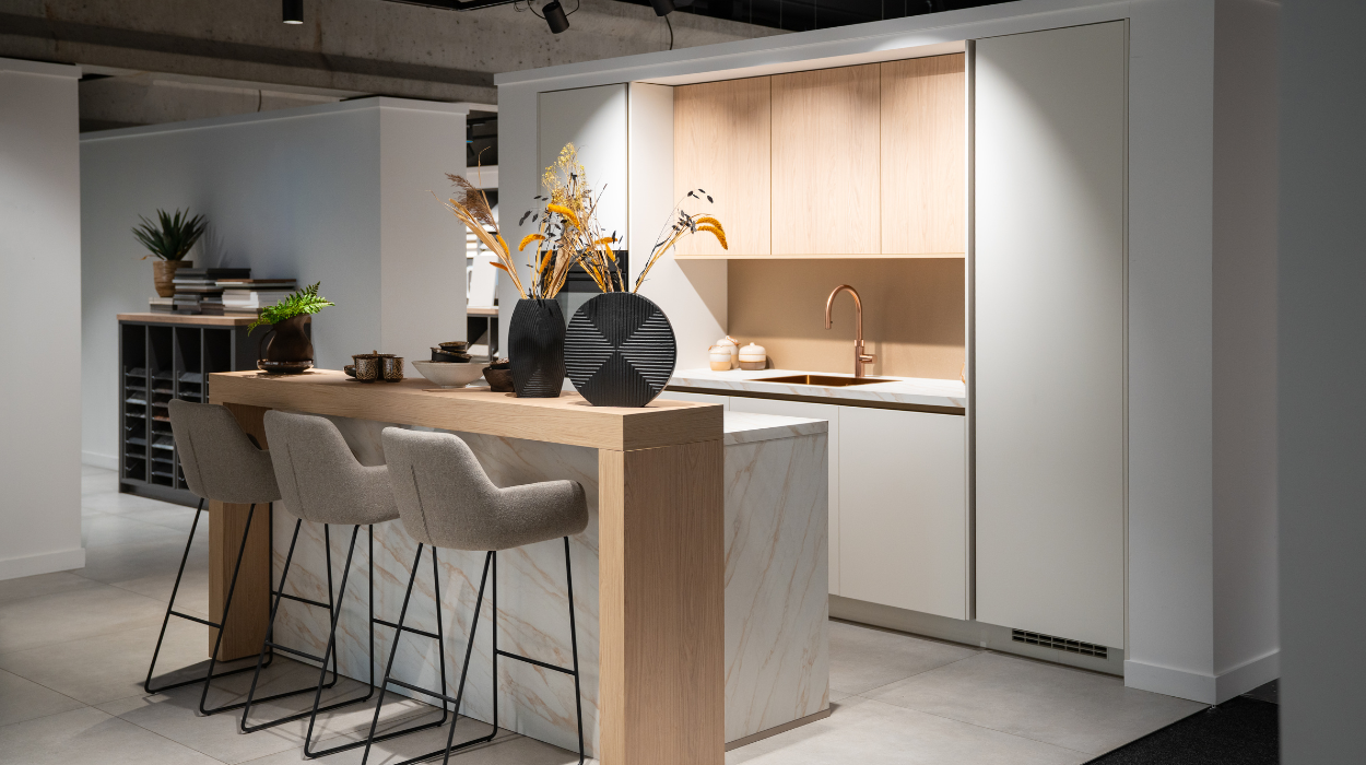 Showroomkeuken met bar Keukenloods Amsterdam-Zuidoost