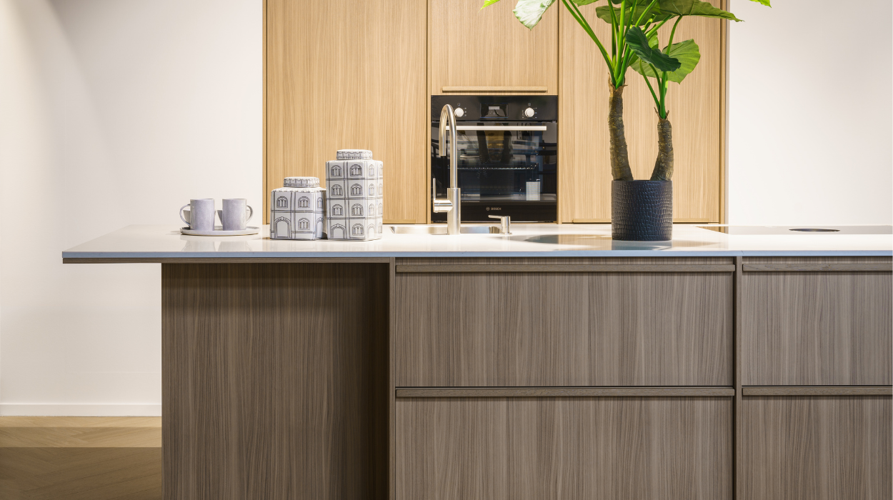 Japandi keuken, donker met licht hout
