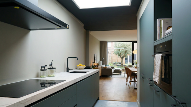 parallel keuken met licht