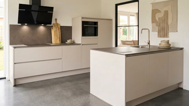 beige keuken met betonvloer