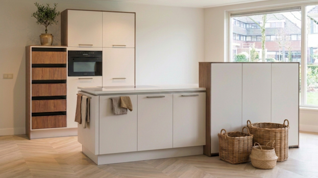 beige keuken met houten accenten