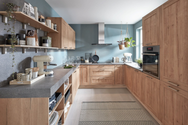 Ruime keuken in warm hout
