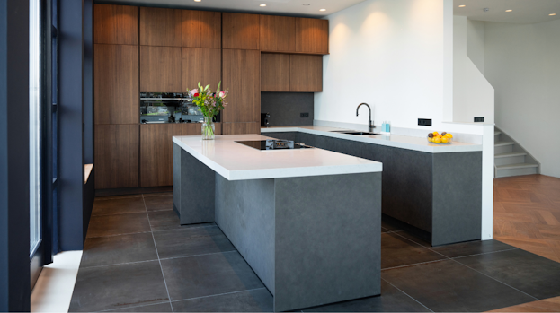 Stoere industriële eilandkeuken met beton