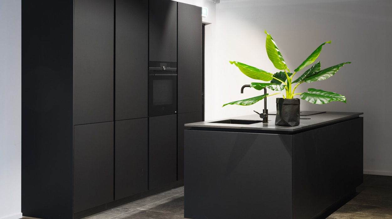 Ultramat zwarte eilandkeuken - Showroomkeuken Veendam