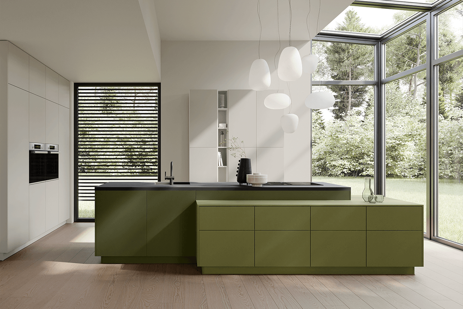 H-Line AV 6000 Olivegruen eilandkeuken met prachtige keukenverlichting. Grote ramen in de keuken en een uitgesproken sierlamp boven het kookeiland.