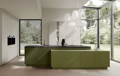 H-Line AV 6000 Olivegruen eilandkeuken met prachtige keukenverlichting. Grote ramen in de keuken en een uitgesproken sierlamp boven het kookeiland.