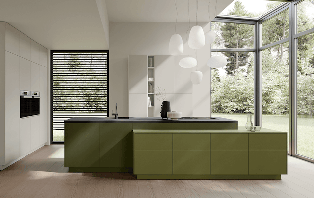 H-Line AV 6000 Olivegruen eilandkeuken met prachtige keukenverlichting. Grote ramen in de keuken en een uitgesproken sierlamp boven het kookeiland.