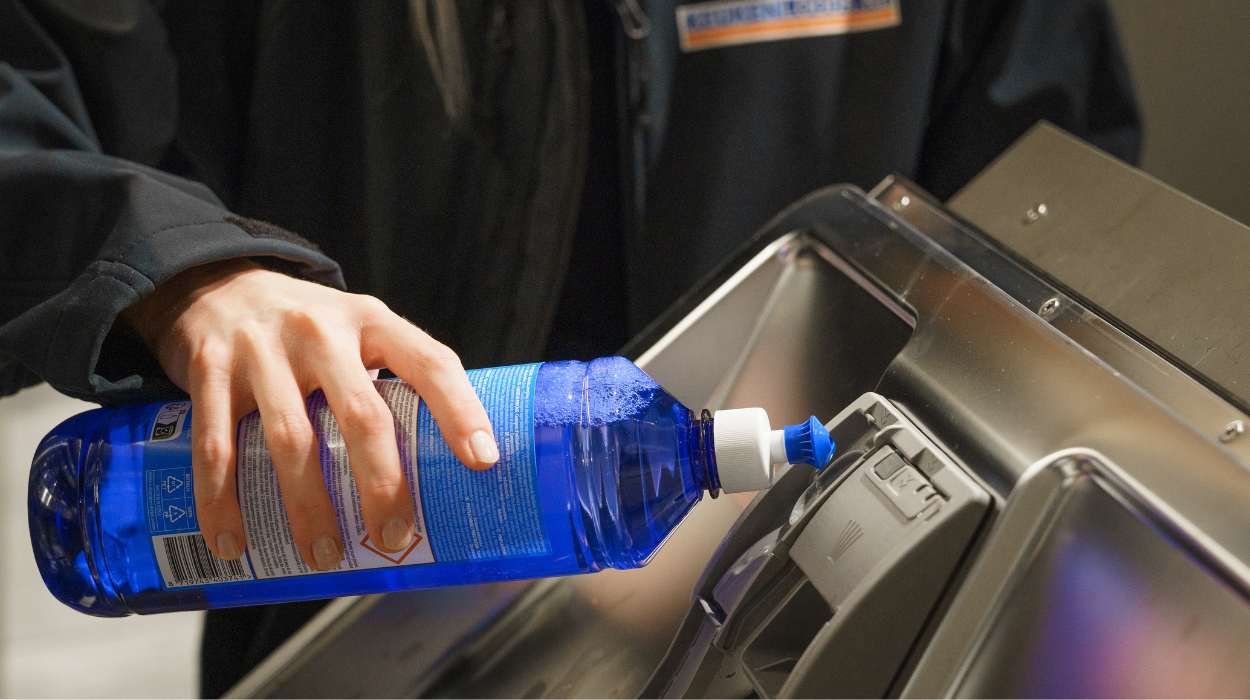 Waar moet glansspoelmiddel in vaatwasser?