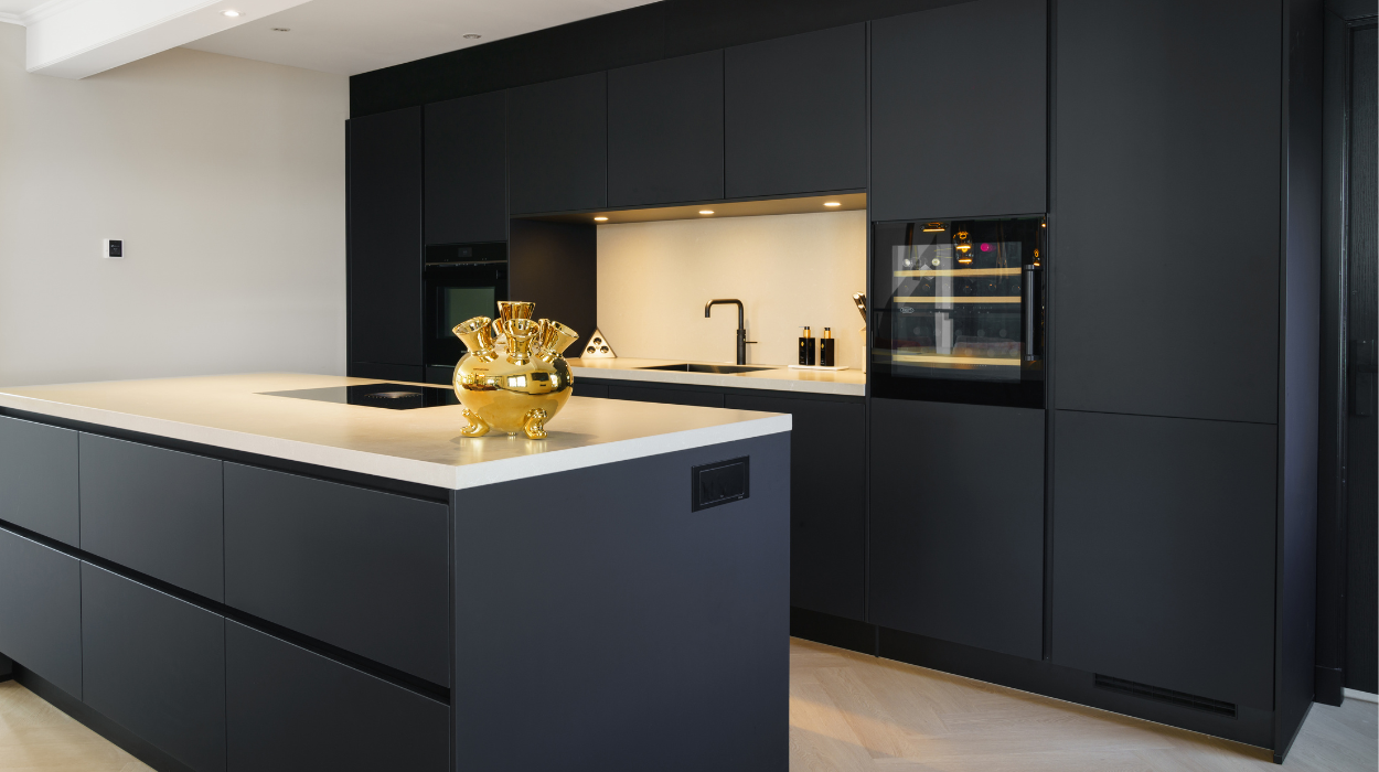 moderne keuken met mat zwarte fronten