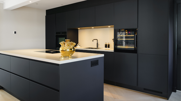 moderne keuken met mat zwarte fronten