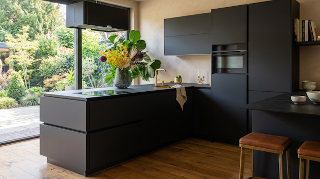 moderne zwarte keuken met schiereiland