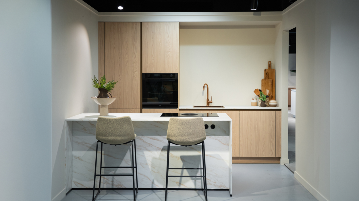 Wit/ Eiken Como eilandkeuken Showroomkeuken Utrecht
